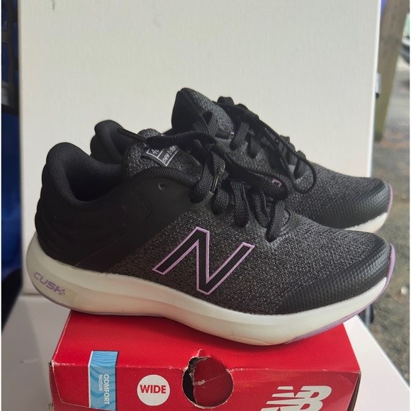 New Balance Women’s Sneakers Black Isaac Mizrahi Size 5 wide